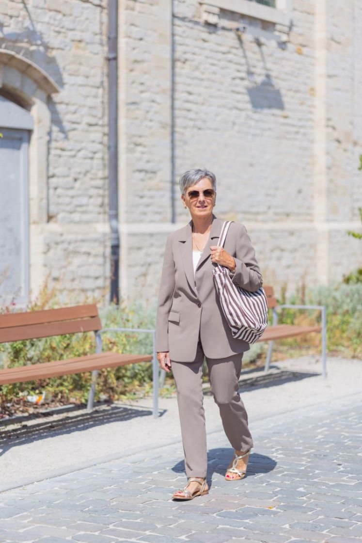  Taupe