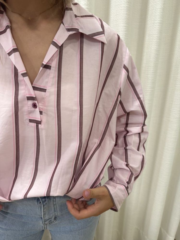 Vlotte roze bloes met strepen. Pink