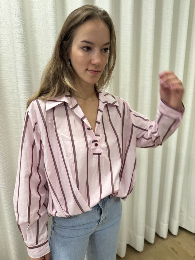 Vlotte roze bloes met strepen. Pink