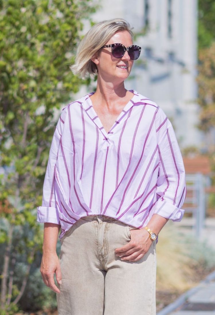 Vlotte roze bloes met strepen. Pink