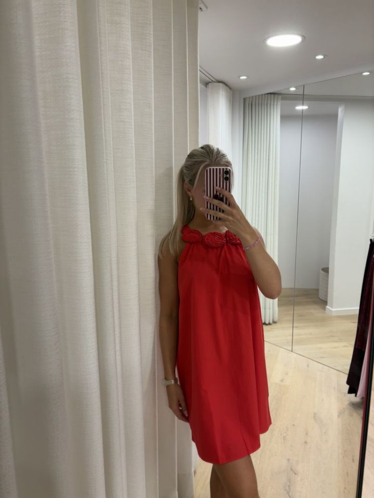 Rood kort kleedje met bloemen rood