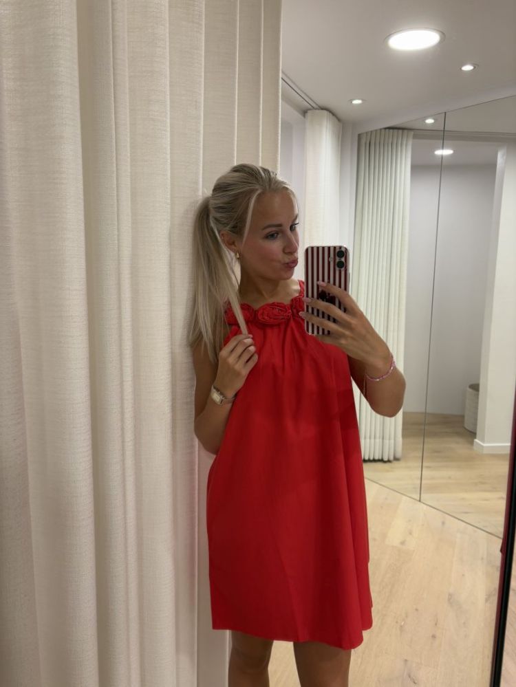 Rood kort kleedje met bloemen rood